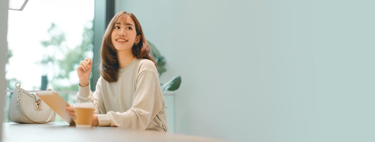 Persona trabajando en el café