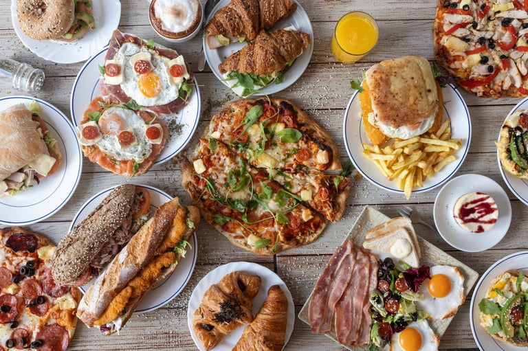 Mesa con variedad de platos